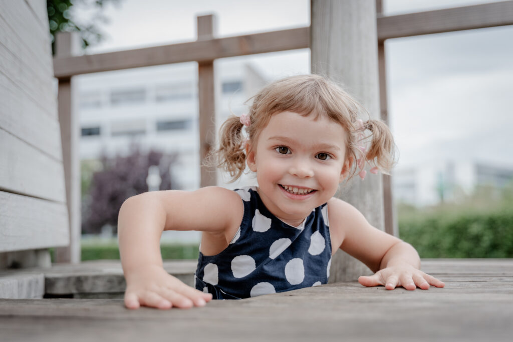 Natürliche Kinderfotos – Fototag anfragen für Kita & Schule