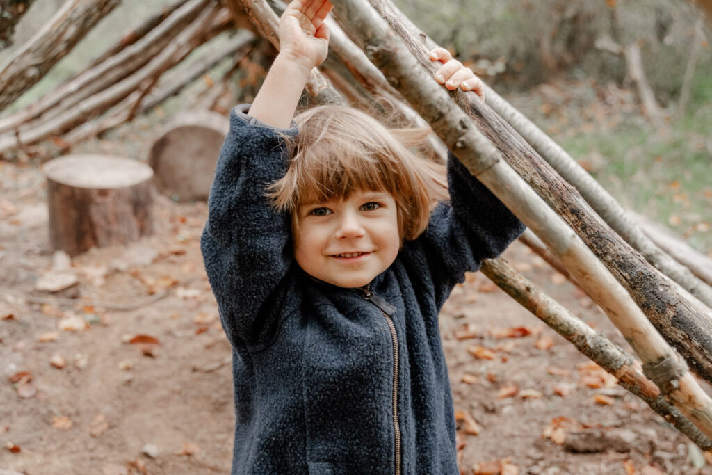 Waldkindergarten - Junge spielt im selbstgebauten Tipi - Kitafotografie Nußloch